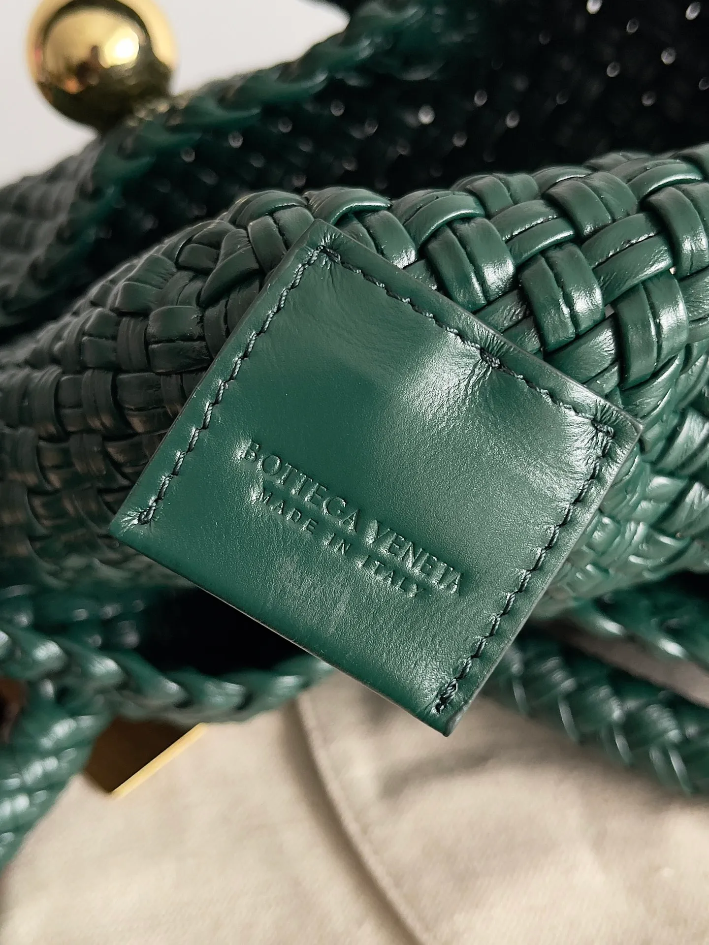 Batch 5760 BV collectible small woven handbags are really YYDS!! Bottega Veneta’s most classic small woven handbags are back! ! We use the highest quality leather with the highest craftsmanship❤️ to create the most expensive works. We have created the original Intrecciato leather weaving process❤️ This unique traditional exclusive leather weaving method has not only become our logo but also reflects the time-consuming and labor-intensive craftsmanship of our products❤️ The new TOSCA handbag must be a selection worth collecting🆕⚠️⚠️Babies, malachite can be sold separately and can be assembled by yourself Style number: 716974 Size: 27*9*18cm